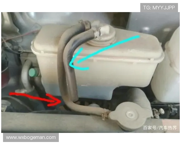 挖掘机散热器膨胀水箱液位补偿